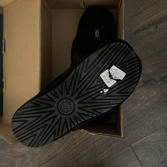 UGG slippers- BLACK - Picture 4 of 4